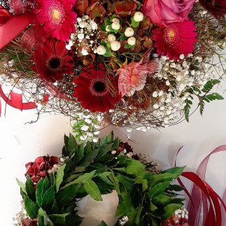 Coroncina bordeaux e mazzo fiori