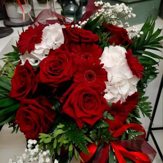 Mazzo Rose rosse e ortensia bianca