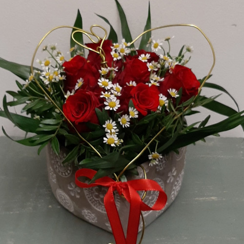 Composizione cuore su ceramica con roselline rosse