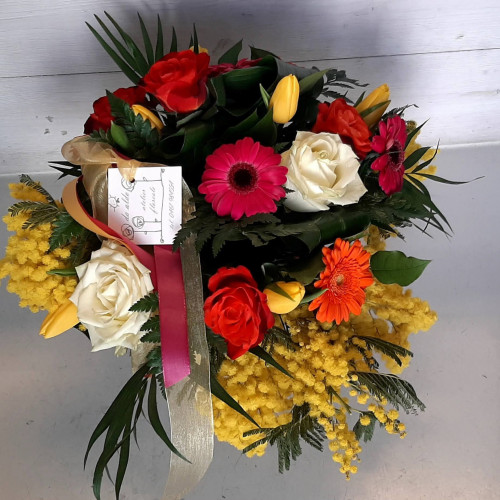 Bouquet con mimosa  e fiori di stagione 
