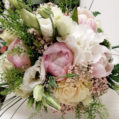 Bouquet colori chiari con rose
